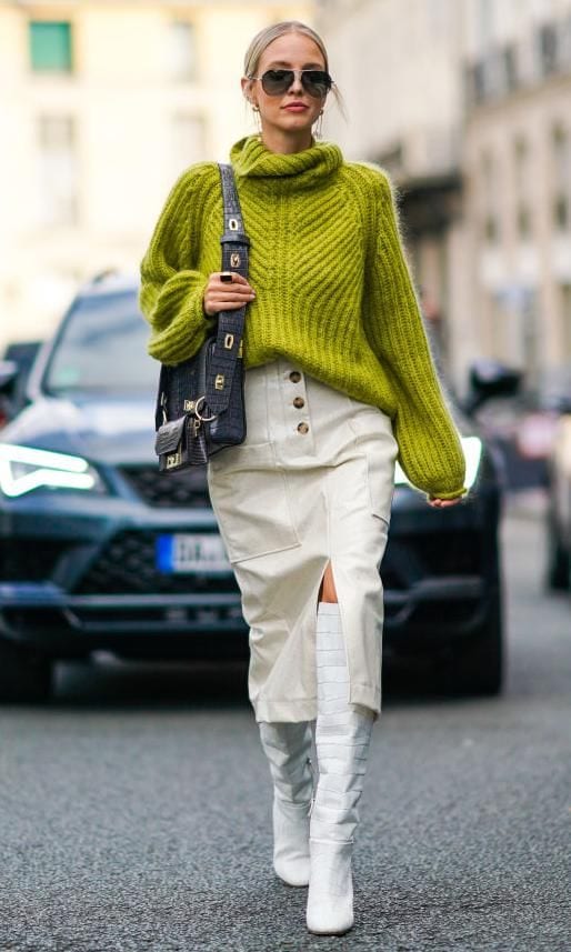leonnie hanne con look de botas altas falda lapiz y su ter tejido