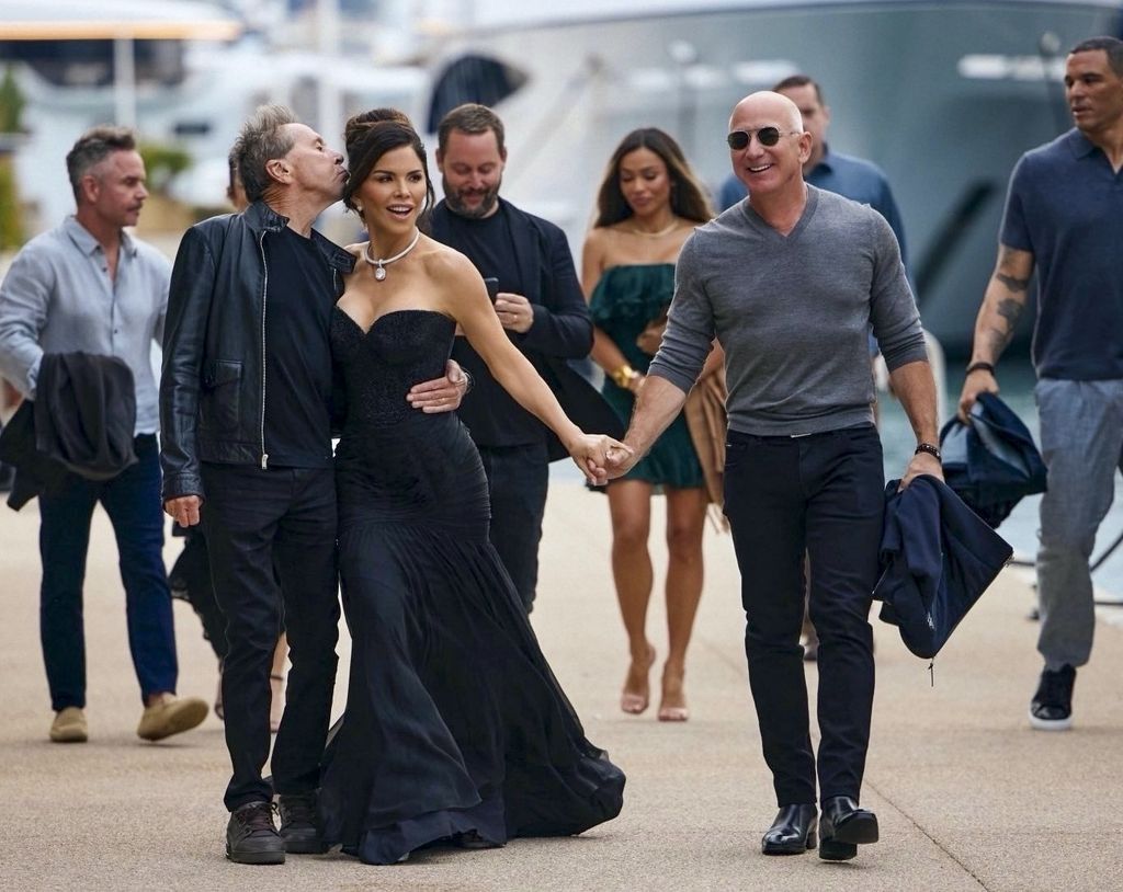 Jeff Bezos no pudo evitar reír a carcajadas mientras Brian Grazer besó a su prometida, Lauren Sánchez, durante un paseo a un evento en Cannes. Los tres se dirigían a la Gala Global Gift, donde Lauren será honrada por su trabajo filantrópico.