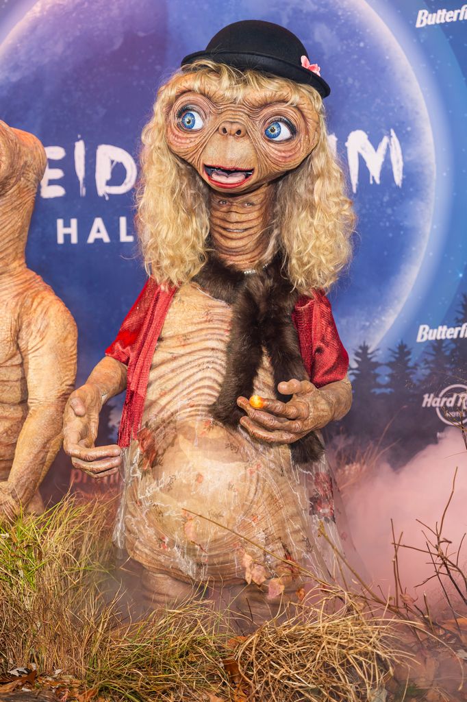 Heidi Klum disfrazada de ET por Halloween 2024