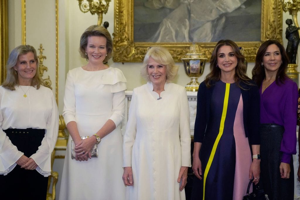 Plano medio de Matilde de Bélgica, la reina Camilla, Mary de Dinamarca, Rania de Jordania y Sophie de Edimburgo en un evento