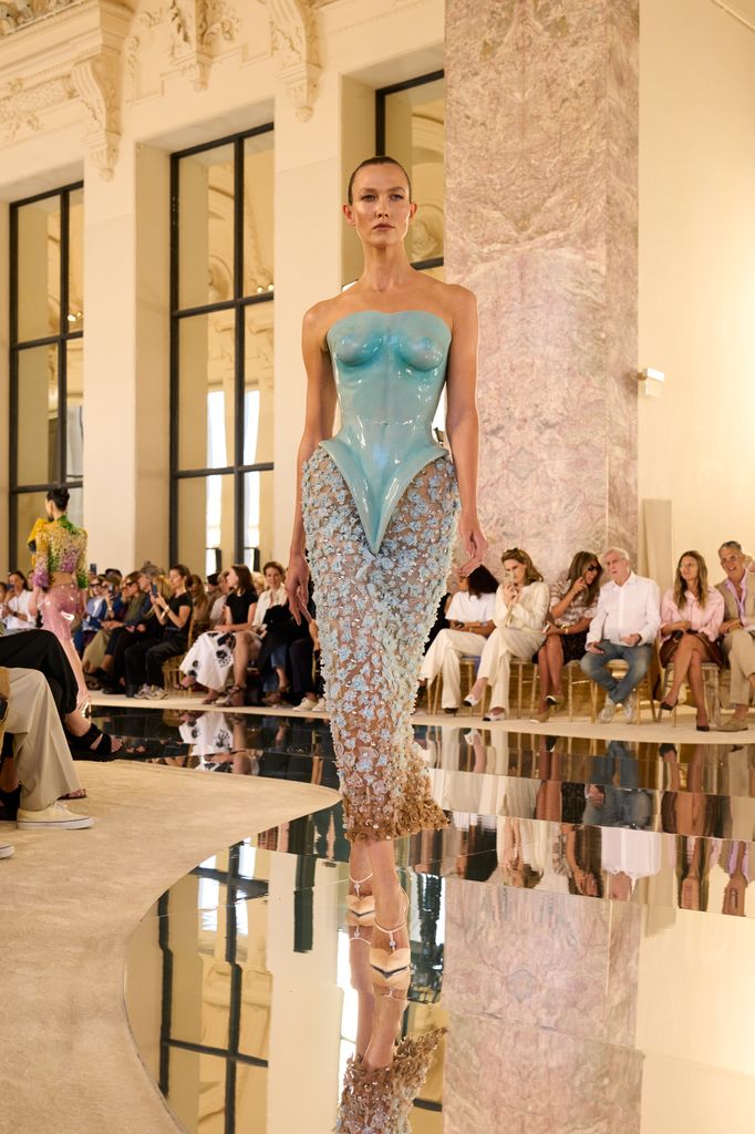 Tras reconciliarse con Taylor Swift para su boda, Karlie Kloss aterriza en París y desfila para la Alta Costura de Schiaparelli
