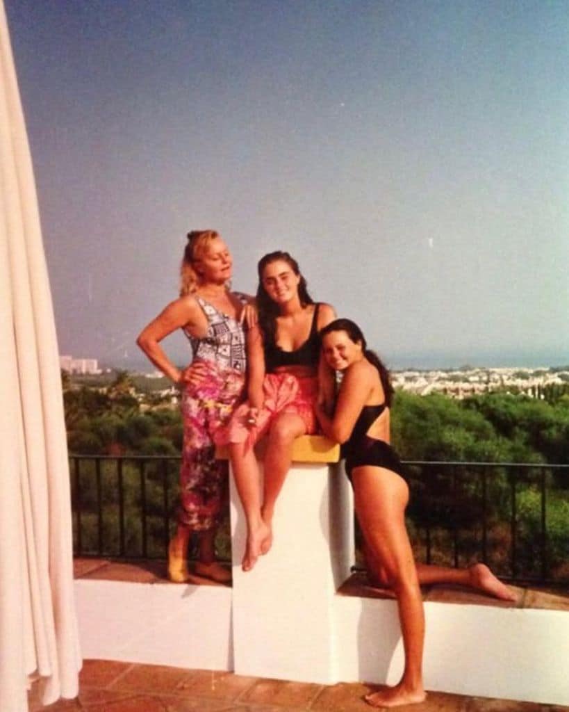 Carmen Morales compartía esta imagen para recordar sus veranos en Marbella con su madre y su hermana pequeña, Shaila 