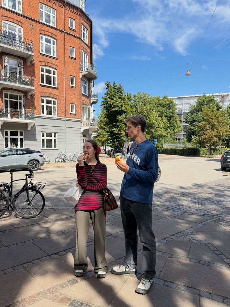 Alexandra y Ben reponiendo fuerzas después de montar en bici