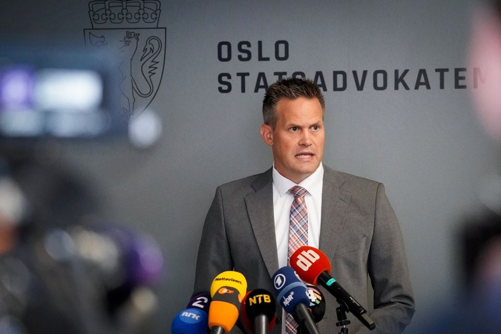 El fiscal del Estado, Sturla Henriksbo, se dirige a la prensa para informar sobre la decisión de acusar a Marius Borg Hoiby, hijo de la princesa heredera noruega Mette-Marit    