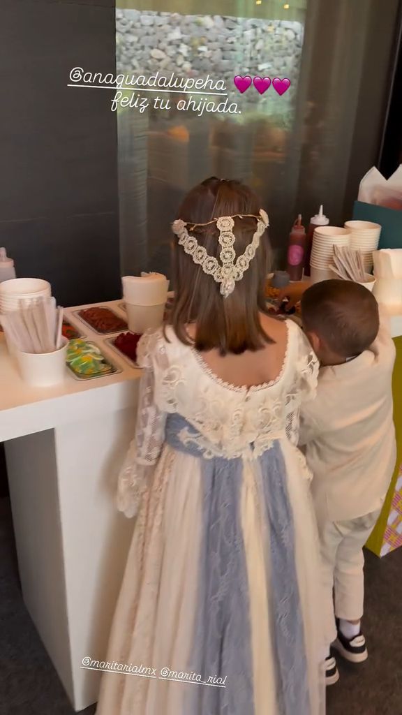 La pequeña estaba muy contenta con su vestido 