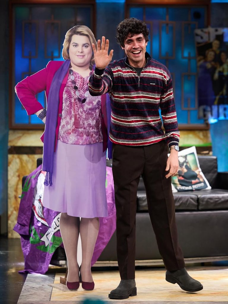 El guionista, junto a una figura de cartón de su personaje, Paquita Salas, durante su visita al programa de La 1 presentado por David Broncano