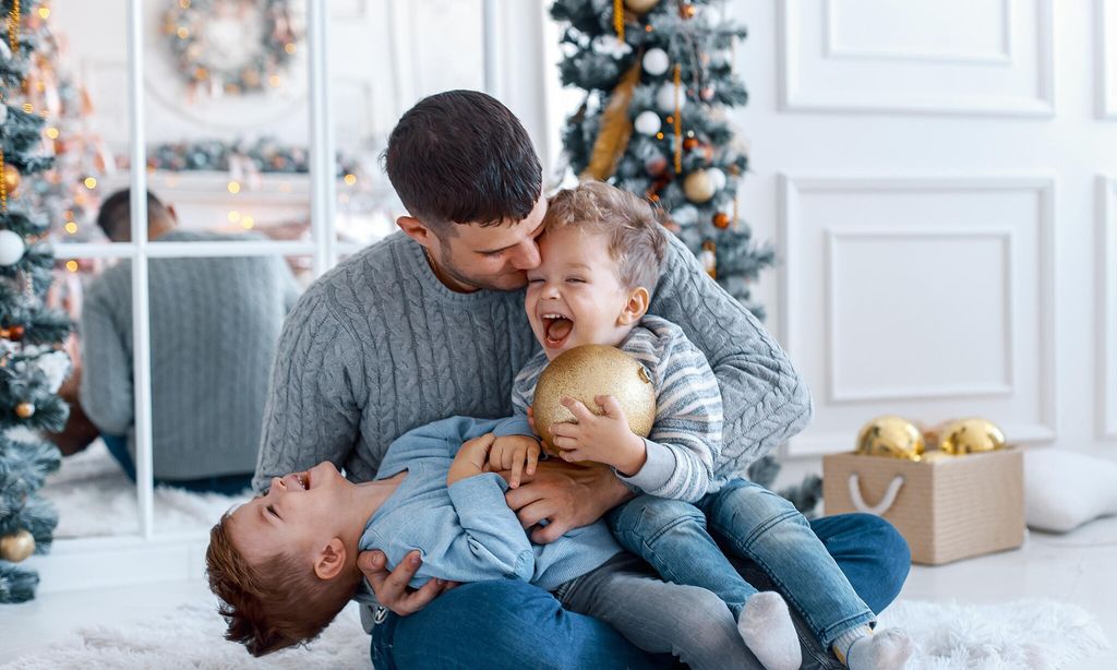 padre jugando con sus hijos en casa