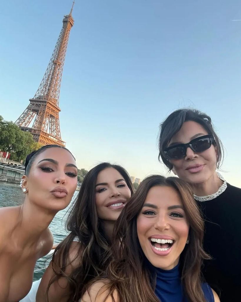 Kim Kardashian, Kris Jenner, Lauren Sánchez y Eva Longoria en París, el mes pasado en la despedida de soltera de Lauren.