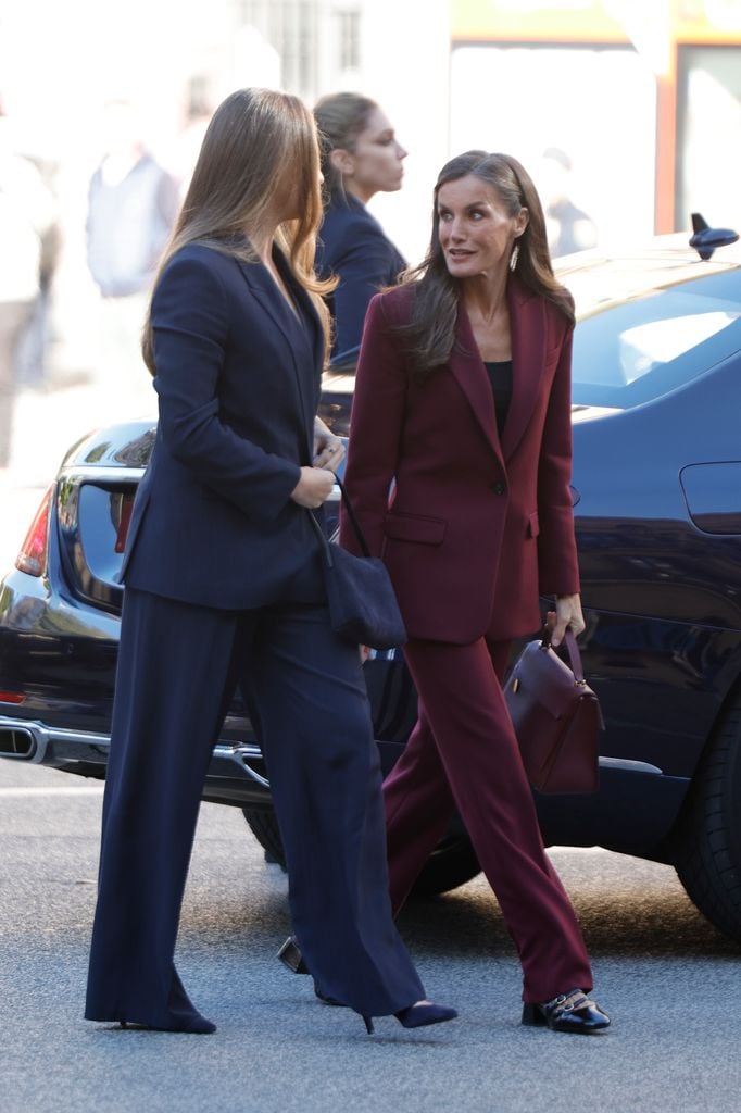 La princesa Leonor con la reina Letizia llegando al Palacio de Pamplona