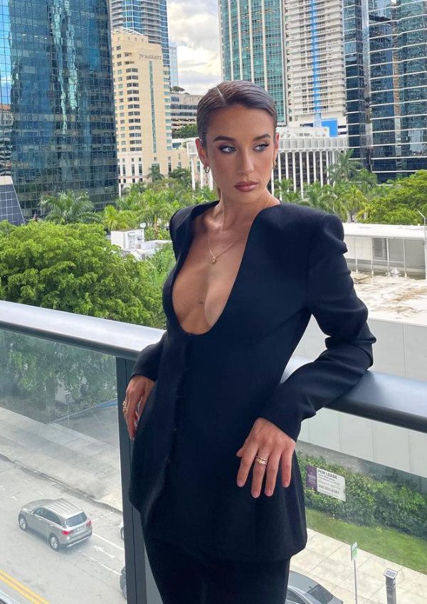 María Pedraza en Miami con traje negro de maxiescote