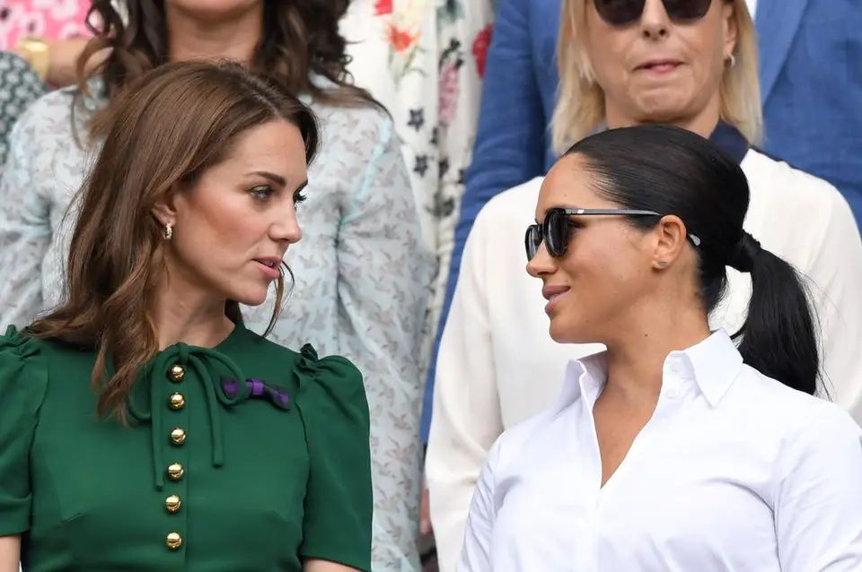 La princesa Kate y Meghan Markle en el palco real de la cancha central.