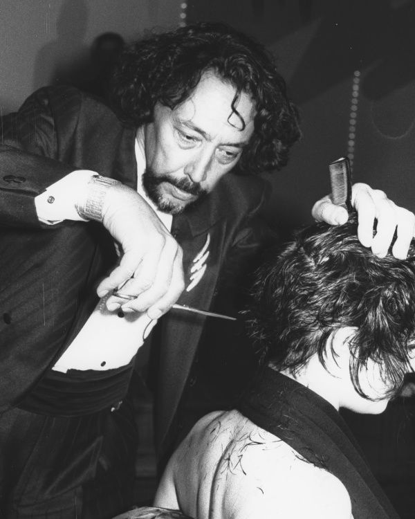 Llongueras cortando el pelo