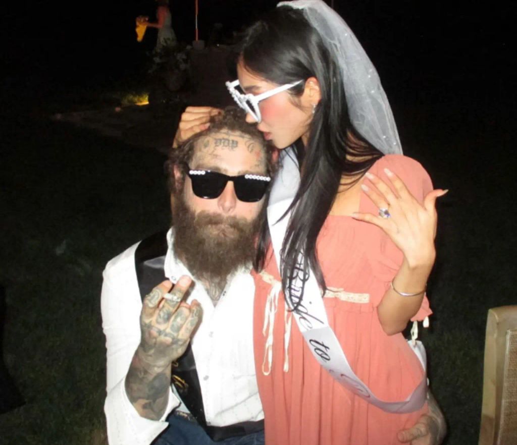 Christy Lee luciendo su anillo de compromiso junto a su futuro marido, Post Malone