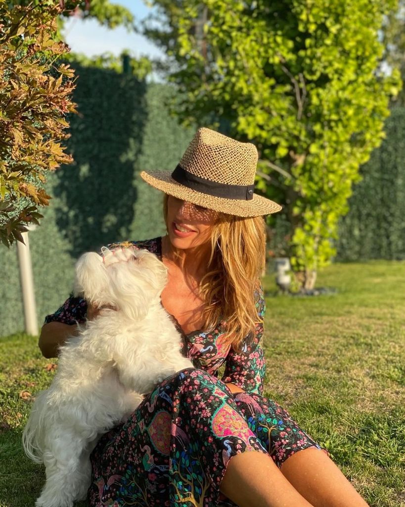 Emma García con su perro en el jadín de su casa