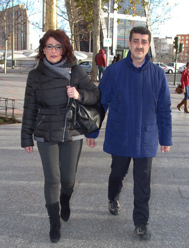 Los padres de Mario Biondo llegaban a los juzgados de Madrid el 18 de enero para seguir el caso que la fiscalía de Palermo ha reabierto por la muerte de su hijo
