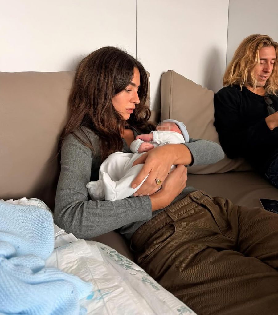 Rocío Crusset conociendo a su sobrino acompañada de su novio, Charlie Schein