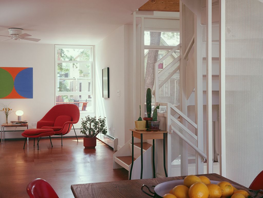 Sillón rojo con reposapiés a juego