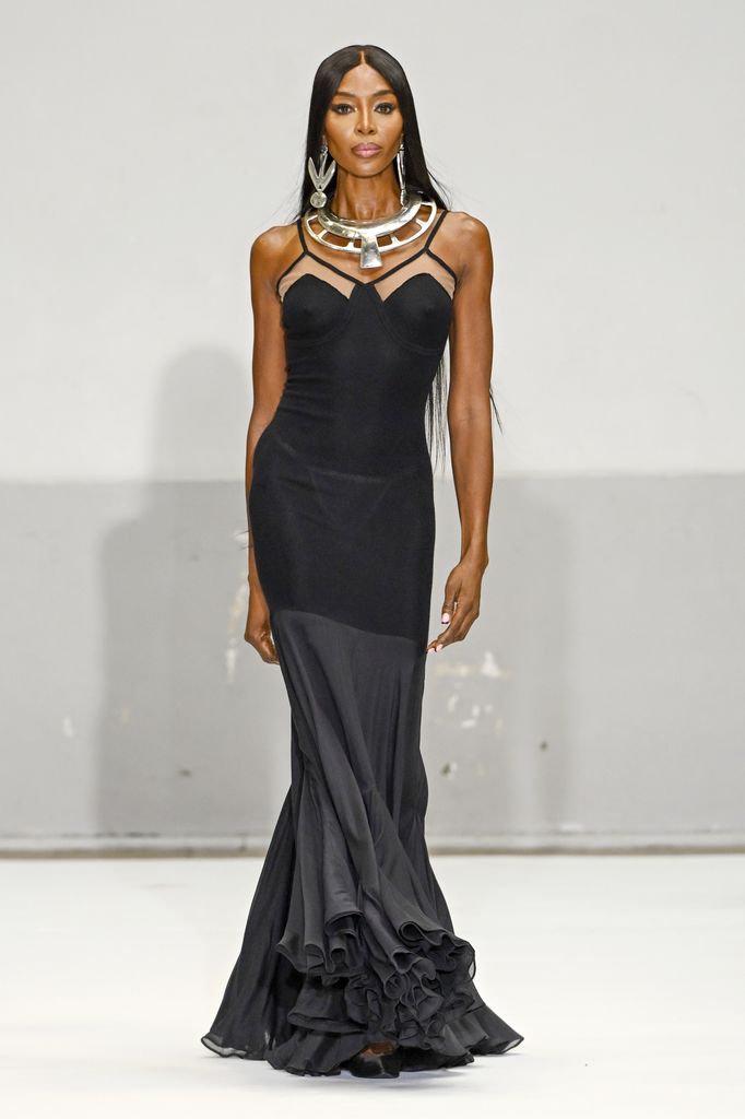 Naomi Campbell desfila en la Paris Fashion Week 2024