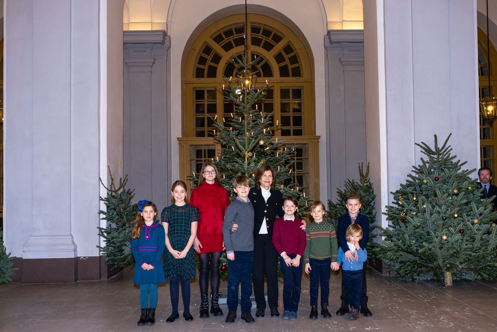 LA REINA SILVIA DE SUECIA DECORA ARBOL DE NAVIDAD JUNTO A SUS NIETOS