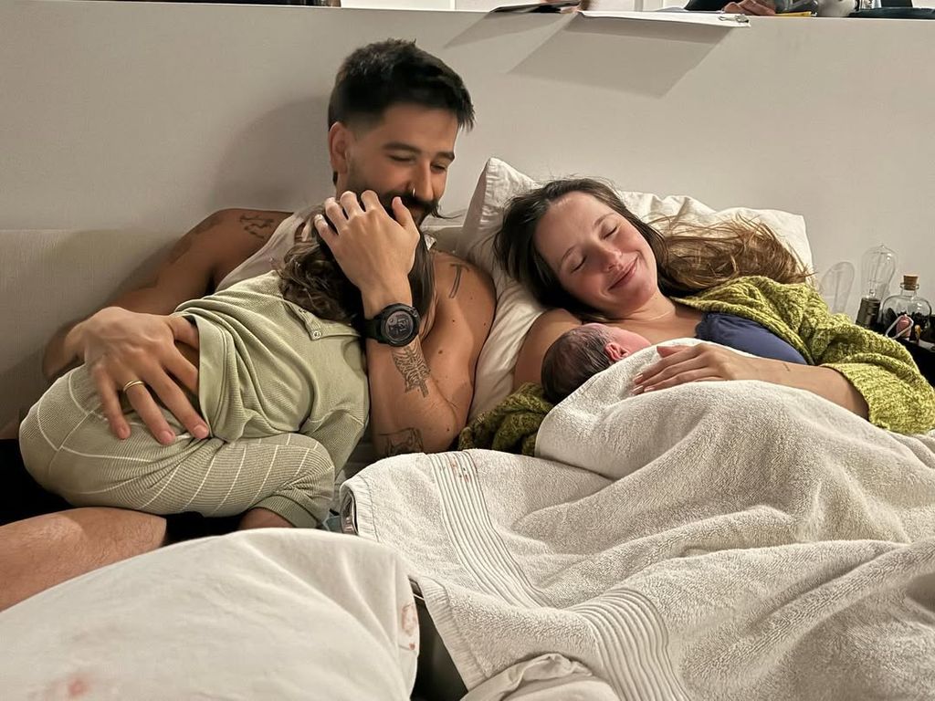 Camilo y Evaluna con sus dos hijas