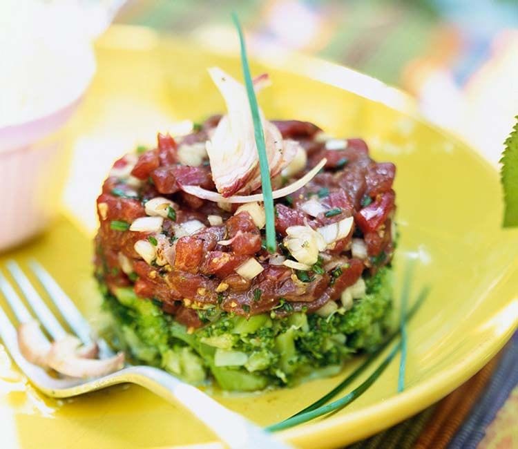 Steak tartar de carne, brócoli y aguacate