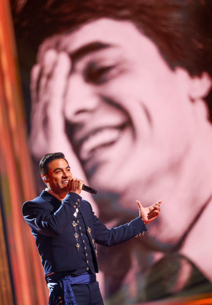 Carlos Rivera se presenta en los Premios Billboard de la Música Latina en el James L. Knight Center de Miami.