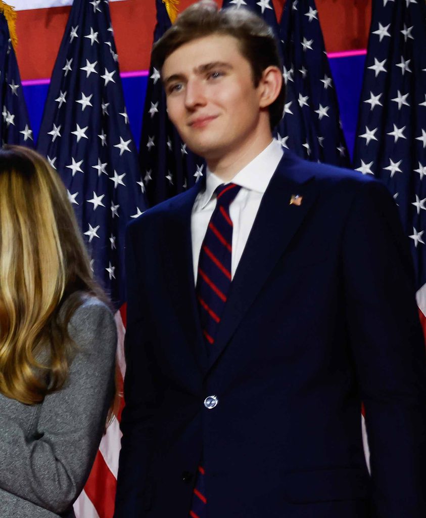 Barron Trump actualmente estudia negocios en la Universidad de Nueva York, y vive en la Torre Trump, propiedad de su familia. 