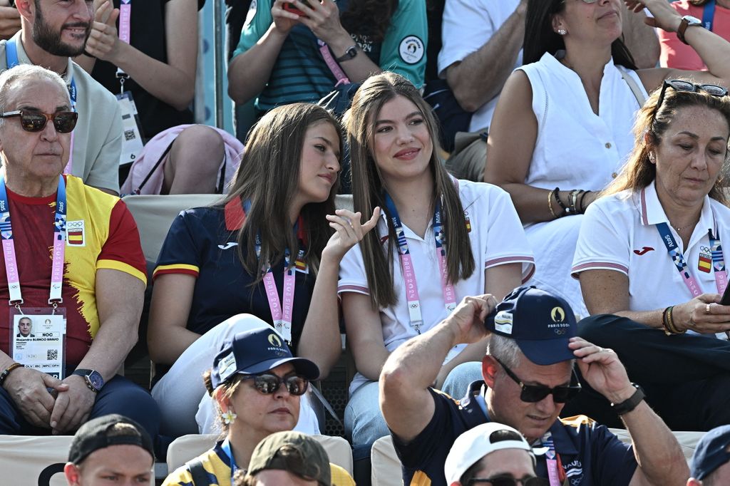 Princesa Leonor e infanta Sofía en el partido de vóley playa masculino en los Juegos Olímpicos de París el 29 de julio de 2024
