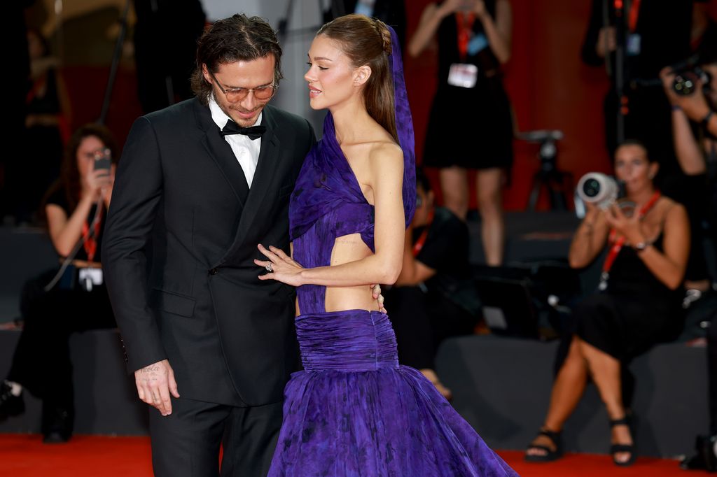 Esta vez sin pendientes: otra aparición de Nicola Peltz en el Festival de Venecia
