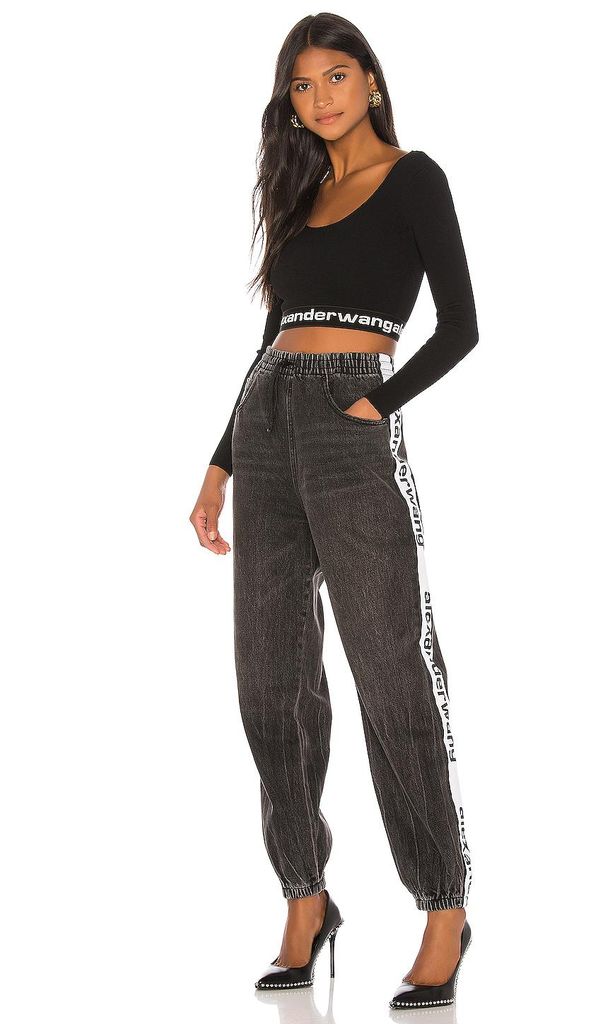 modelo con jeans oscuros de alenxander wang