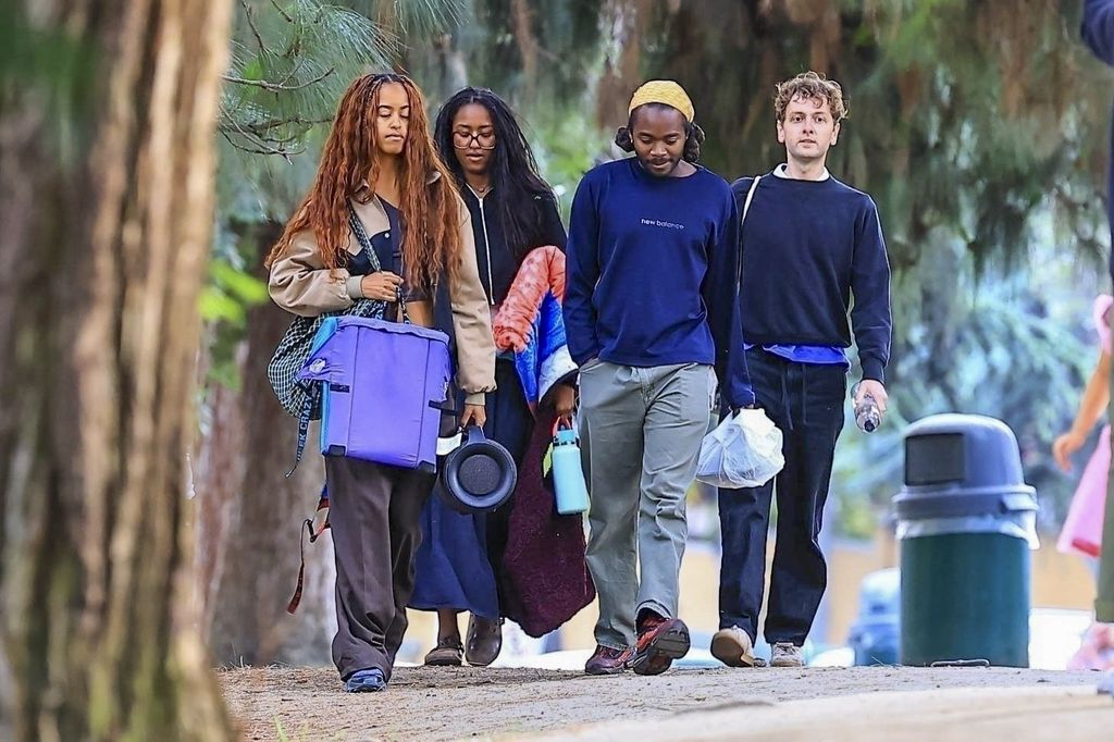 Las hijas de Barack Obama, Malia y Sasha Obama, disfrutaron de un picnic de Pascua con amigos en Los Ángeles. 