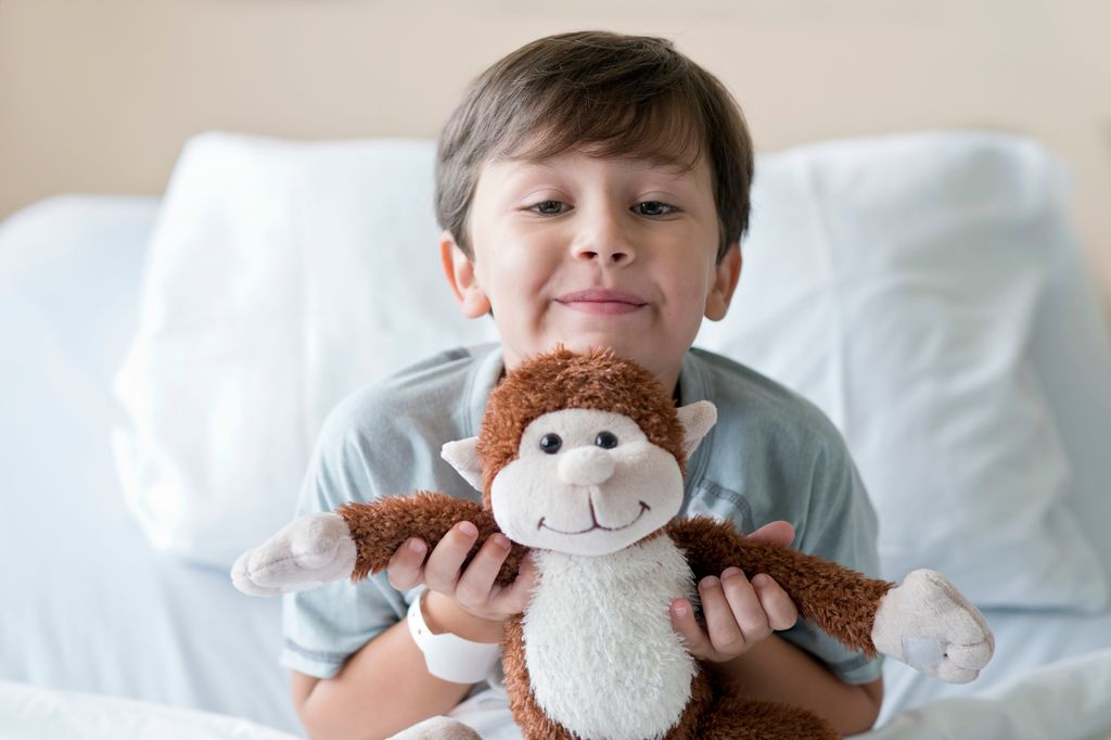 Niño en el hospital con un peluche
