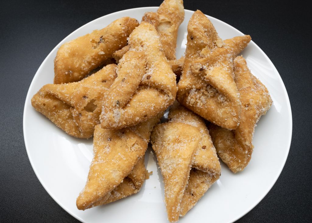 Los pestiños se sirven con miel o con azúcar, al gusto.