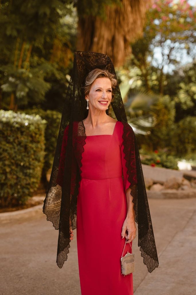 Look de madrina con mantilla rojo