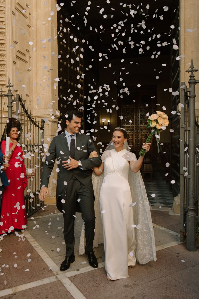 Blanca con vestido desmontable y velo de Ana Herrero de Tejada