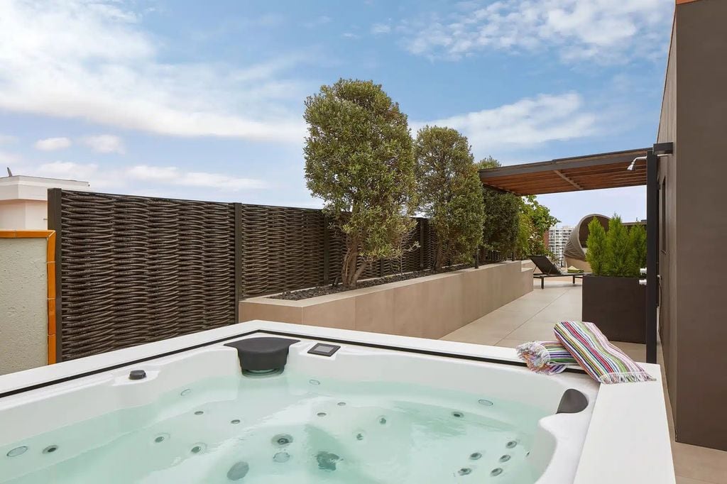 Jacuzzi en una terraza