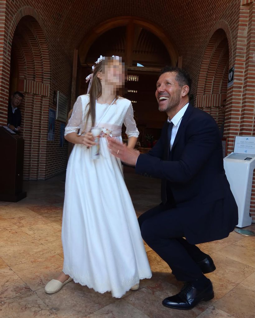 La imagen cómplice de Diego Simeone con su hija Francesca en su comunión.