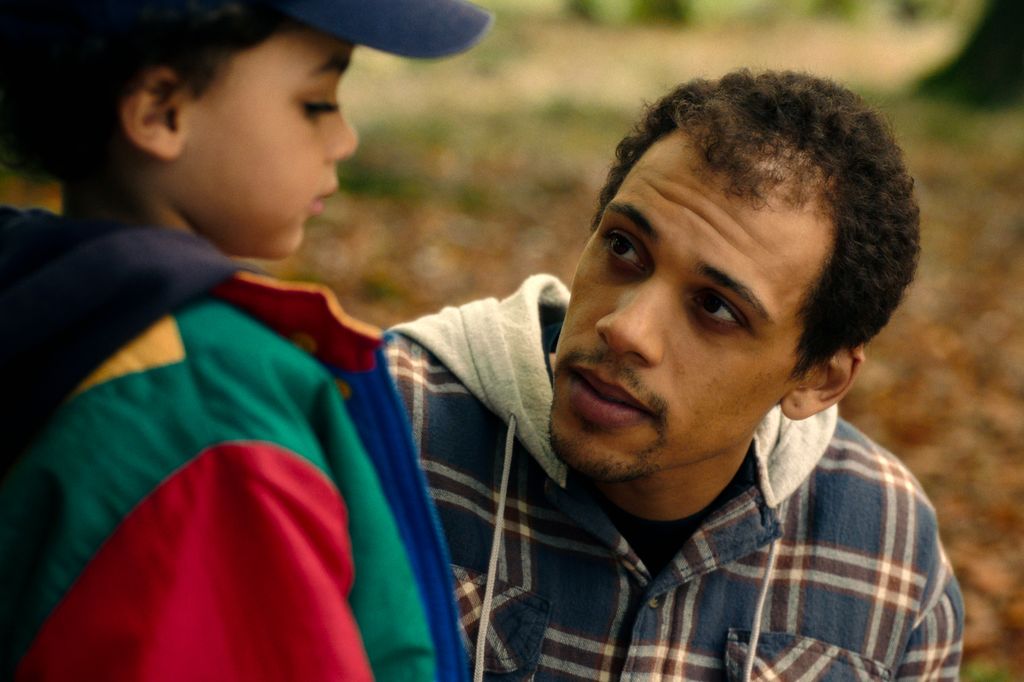 La serie deja atrás el morbo para centrarse en la parte humana de un pare y un hijo que tratan de sobrevivir a la tragedia