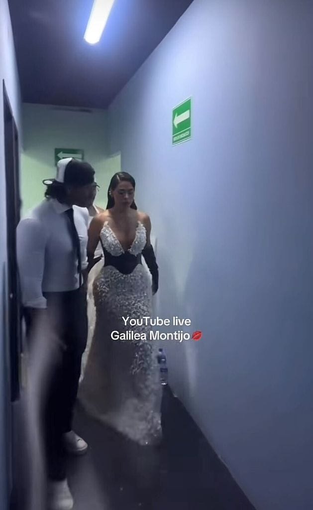 Isaac Moreno acompañando a Galilea tras salir de su camerino