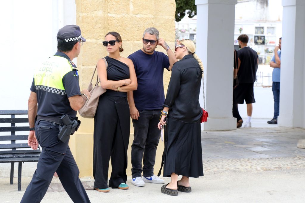 Gloria Camila y Rocío Flores arropan a José Fernando en la despedida a Michu 