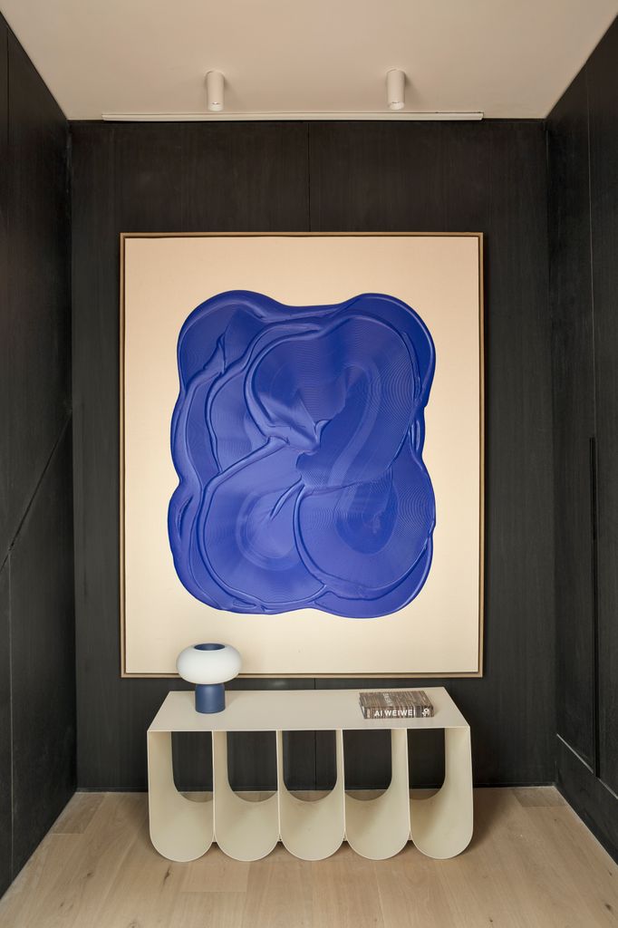 Pared negra con obra de arte potente         