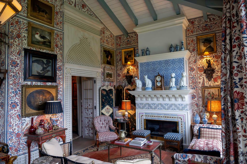 Su colección de antigüedades resume muy bien el sello Lorenzo Castillo: historia, rareza y una forma de entender la decoración como una conversación entre épocas.