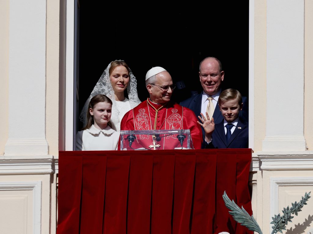 Alberto y Charlene de Mónaco junto a sus mellizos, los príncipes Jacques y Gabriella, en la visita del Papa León XVI al Principado 