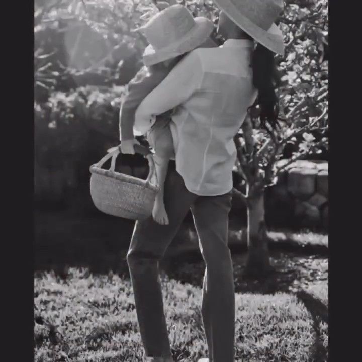 Meghan también compartió esta foto durante una salida al huerto con su hija Lilibet.