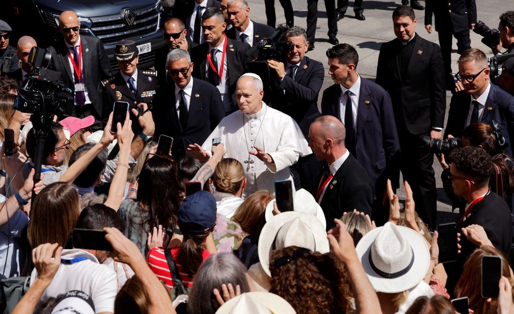 El Papa León XIV saluda a las personas a su salida del Congreso de los Diputados tras dirigirse a una sesión conjunta del Parlamento español en Madrid