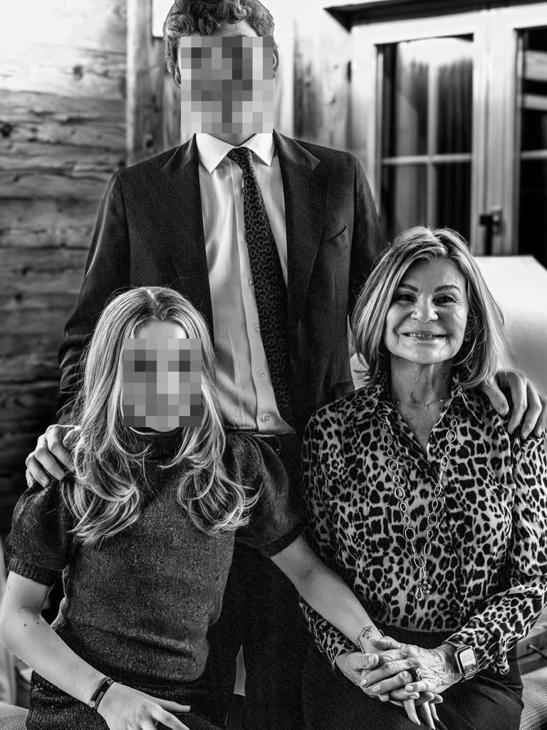 Cari Lapique junto a sus nietos en Nochevieja