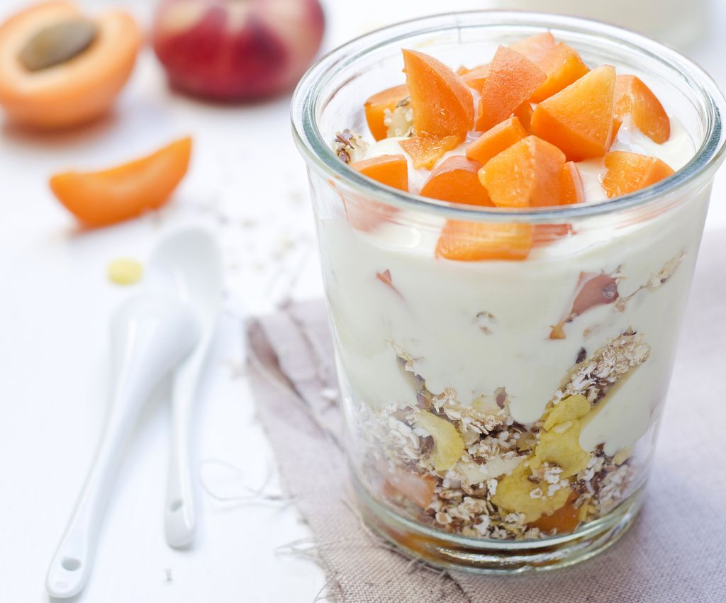 Avena, yogur y albaricoques, un desayuno rico y sano. 
