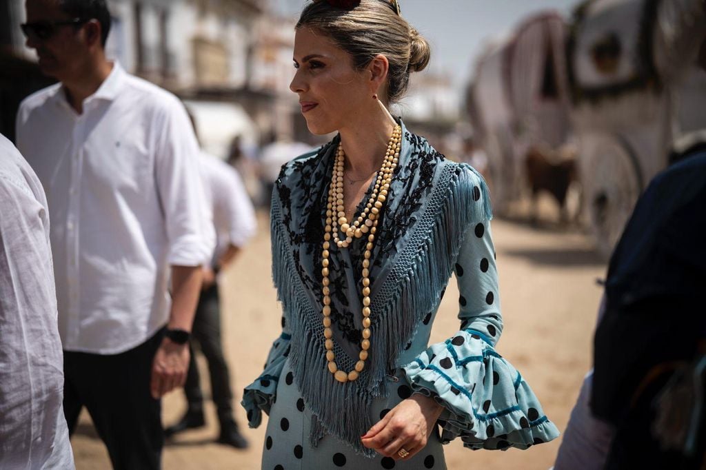 Manuela Villena con traje de lunares en El Rocío