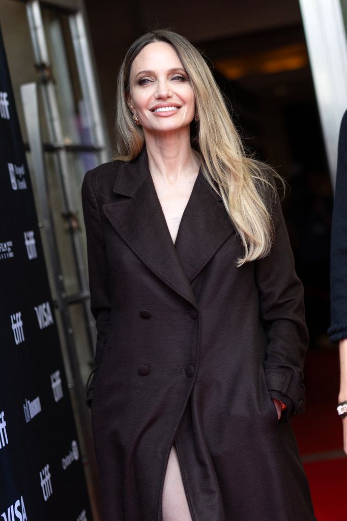 Angelina Jolie reflexionó sobre el dolor y las pérdidas al hablar de su película "Couture" en Toronto.