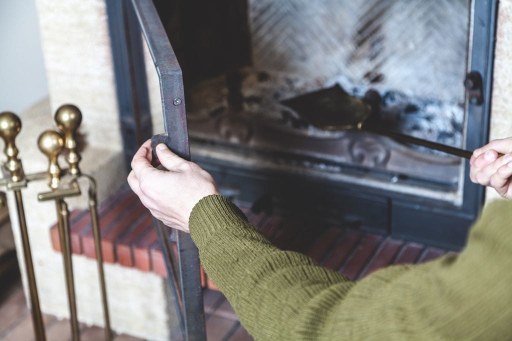 Hombre abriendo una chimenea. 